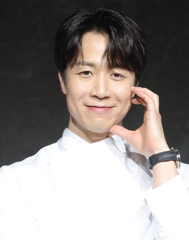 셰프 손종원이 17일 오전 서울 종로구 JW메리어트동대문스퀘어에서 열린 넷플릭스 예능 '흑백요리사: 요리 계급 전쟁2'(이하 '흑백요리사2') 제작발표회에 참석해 포즈를 취하고 있다. 뉴스1