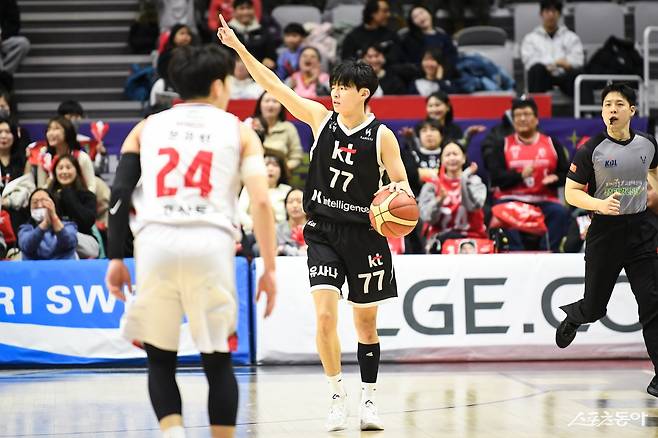 KT 강성욱이 21일 수원KT소닉붐아레나에서 열린 정관장전 도중 동료들에게 패턴을 지시하고 있다. 사진제공｜KBL