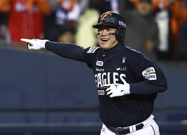 한화와 노시환의 다년계약 협상이 점점 더 합의점을 찾아가는 모습이다. 선수 본인과 단장이 모두 긍정적인 신호를 내놓고 스프링캠프를 떠났다. 2026시즌 개막 전까지 결과가 만들어질 수 있을지 관심이 모아진다. 뉴시스