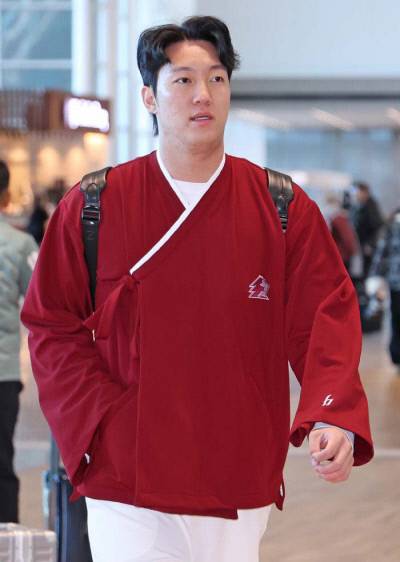 키움 안우진이 22일 대만 가오슝 1차 스프링캠프를 위해 인천공항을 통해 출국하고 있다.  키움 히어로즈 제공