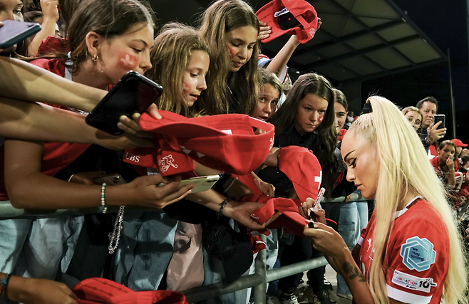 알리샤 레만이 소녀팬들에게 사인해주고 있다. 게티이미지