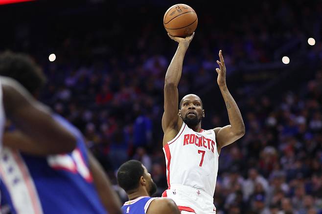 케빈 듀란트가 23일 미국 펜실베이니아주 필라델피아의 엑스피니티 모바일 아레나에서 열린 필라델피아 세븐티식서스와 2025~2026 미국프로농구 정규리그 원정 경기에서 슛하고 있다.   필라델피아 | Imagn Images연합뉴스