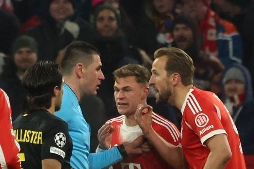 해리 케인이 22일 유럽챔피언스리그 생질루아즈전에서 김민재가 경고 누적으로 퇴장당하자 주심에게 항의하고 있다. AFP연합뉴스