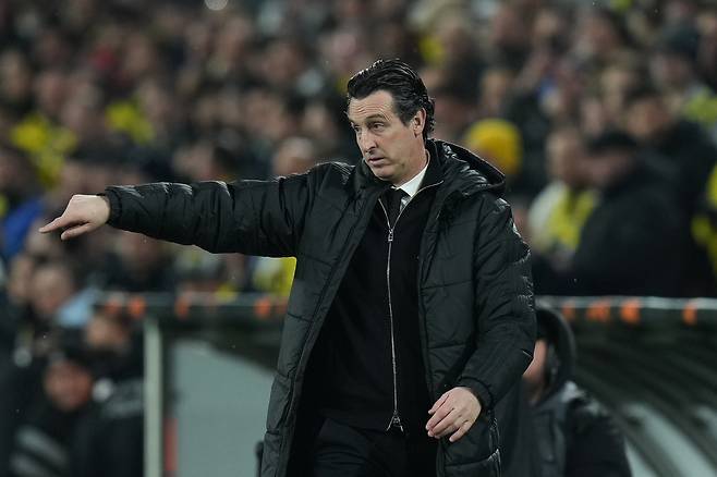 애스턴 빌라 우나이 에메리 감독이 23일 페네르바체전에서 선수들에게 작전 지시를 하고 있다. AP연합뉴스