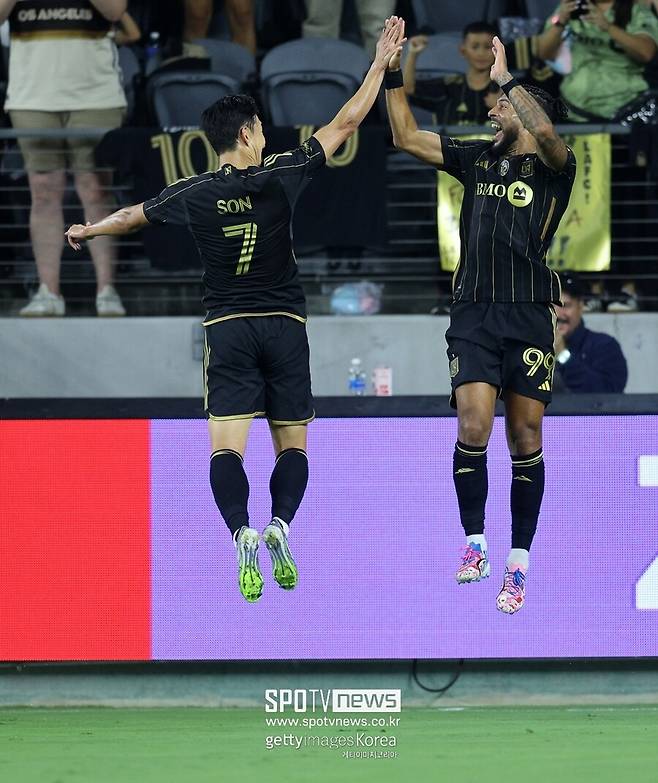 ▲ 영국 '디 애슬래틱' 역시 "인터 마이애미가 몬테레이의 공격수 베르테라메 영입에 나선 것은 LAFC의 스타 부앙가 영입을 위해 1,300만 달러를 제시했지만, 거절당한 데 따른 것이다. 오히려 부앙가는 LAFC와 재계약을 원하고 있다"라고 전했다.