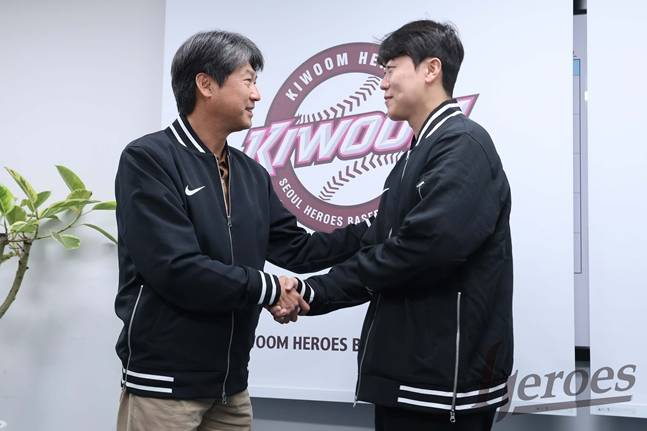 2차 드래프트 직후 설종진 감독(왼쪽)과 만난 박진형. /사진=키움 히어로즈