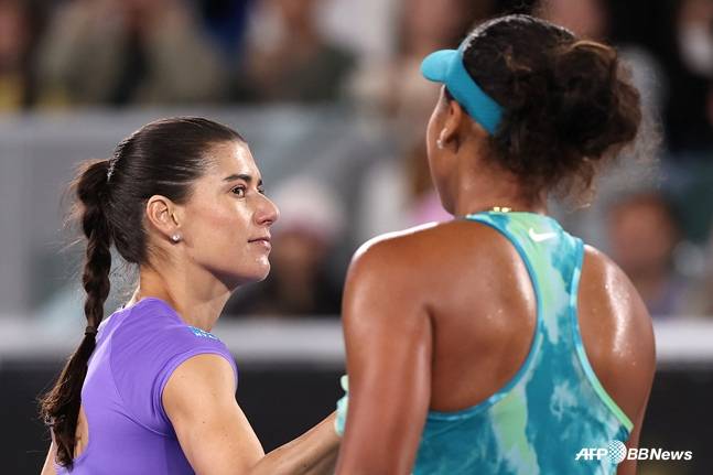 치르스테아(왼쪽)와 오사카가 22일 경기 직후 싸늘하게 악수하는 장면. /AFPBBNews=뉴스1