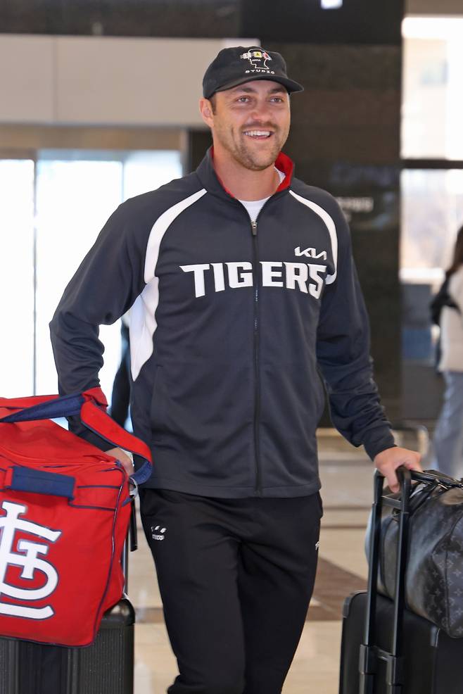 KIA 타이거즈 제임스 네일이 22일 김포국제공항을 통해 출국길에 오르고 있다. /사진=KIA 타이거즈 제공