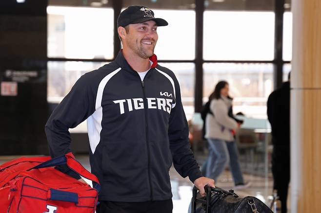 KIA 타이거즈 제임스 네일이 22일 김포국제공항을 통해 출국길에 오르고 있다. /사진=KIA 타이거즈 제공
