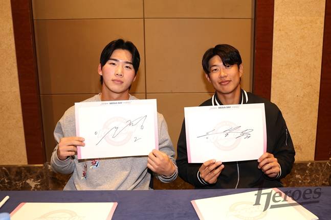 2025시즌 개막을 앞두고 미디어데이에 함께 나섰던 이주형(왼쪽)과 송성문. /사진=키움 히어로즈