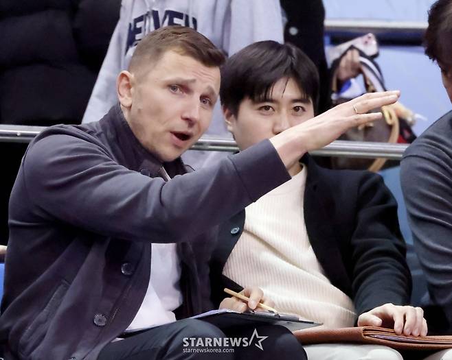 [B하인드★] '삼성 vs 가스공사' 치열한 탈꼴찌 배틀, 마줄스 국대 감독은 매의 눈으로 지켜봤다