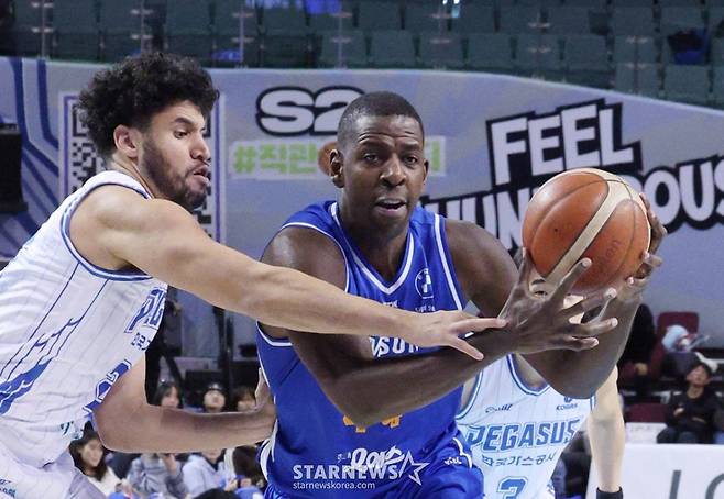 [B하인드★] '삼성 vs 가스공사' 치열한 탈꼴찌 배틀, 마줄스 국대 감독은 매의 눈으로 지켜봤다