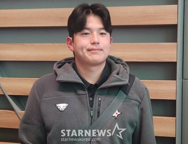 SSG 포수 조형우가  23일 인천국제공항에서 스프링 캠프 출국을 앞두고 취재진과 인터뷰를 하고 있다. /사진=안호근 기자