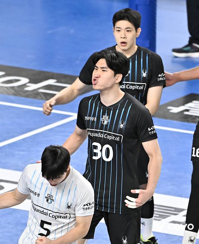 현대캐피탈 선수들이 23일 한국전력전에서 팀 승리 확정 이후 기뻐하고 있다. /사진=한국배구연맹 제공