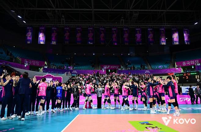 23일 GS칼텍스전 승리 이후 기뻐하고 있는 흥국생명 선수들. /사진=한국배구연맹 제공