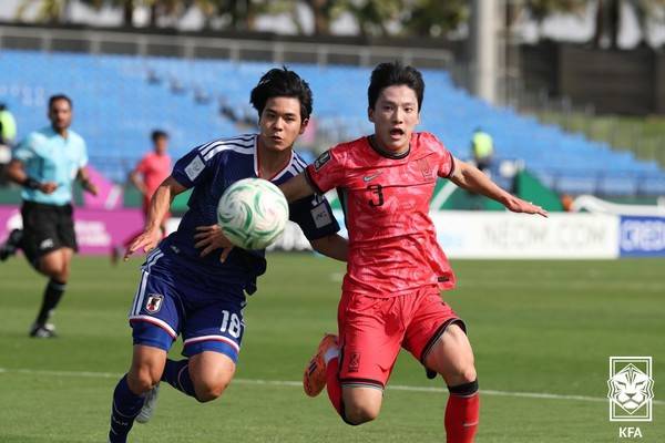 이민성 감독이 이끄는 한국 U-23 대표팀은 사우디아라비아 제다의 킹 압둘라 스포츠 시티 스타디움에서 열린 대회 4강 한일전에서 전반 36분 고이즈미 가이토에게 내준 선제골을 만회하지 못해 0-1로 패했다. 지난 2020년 태국에서 열린 이 대회 우승팀인 한국은 2022년 우즈베키스탄 대회, 2024년 카타르 대회에서 연달아 8강 탈락한 뒤 이번 대회에서 준결승에 오르며 직전 두 차례 대회보다는 좋은 성적을 냈다. 그러나 만족스런 경기력을 펼친 경기가 8강 호주전 한 경기뿐이었다고 해도 과언이 아닐 정도로 실력 자체는 인상적이지 않았다. 한일전에선 전반 슈팅 수에서 1-10으로 몰린 끝에 쓴 맛을 봤다.