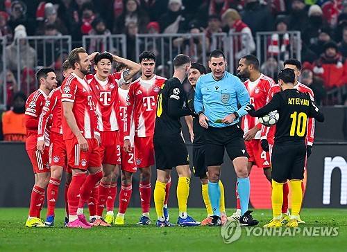 김민재(바이에른 뮌헨)는 지난 22일 독일 바이에른주 뮌헨에 위치한 알리안츠 아레나에서 열린 위니옹 생질루아즈(위니옹SG)와의 2025-2026 유럽축구연맹(UEFA) 챔피언스리그 리그페이즈 7차전에서 후반 18분 경고 누적으로 당해 퇴장을 당했다. 경기 후 독일 레전드 미드필더 미하엘 발락은 김민재가 받은 두 번째 경고는 당연한 결과이며 김민재의 반칙 장면을 두고 어리석었다고 비판했다. 연합뉴스