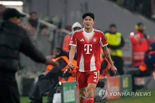 김민재(바이에른 뮌헨)는 지난 22일 독일 바이에른주 뮌헨에 위치한 알리안츠 아레나에서 열린 위니옹 생질루아즈(위니옹SG)와의 2025-2026 유럽축구연맹(UEFA) 챔피언스리그 리그페이즈 7차전에서 후반 18분 경고 누적으로 당해 퇴장을 당했다. 경기 후 독일 레전드 미드필더 미하엘 발락은 김민재가 받은 두 번째 경고는 당연한 결과이며 김민재의 반칙 장면을 두고 어리석었다고 비판했다. 연합뉴스