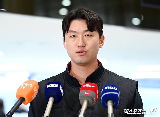 KIA 타이거즈가 23일 오후 일본 아마미오시마에서 진행되는 스프링캠프를 위해 김포국제공항을 통해 일본으로 출국했다. 홍건희가 출국 전 인터뷰를 하고 있다. 김포공항, 고아라 기자