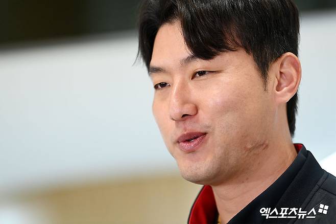 KIA 타이거즈가 23일 오후 일본 아마미오시마에서 진행되는 스프링캠프를 위해 김포국제공항을 통해 일본으로 출국했다. 홍건희가 출국 전 인터뷰를 하고 있다. 김포공항, 고아라 기자