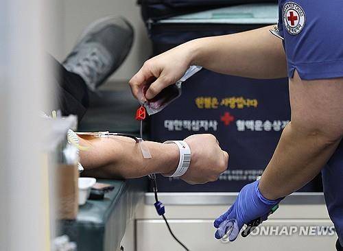 '겨울철 혈액 수급 비상'…헌혈하는 공무원들 2025년 12월 8일 대구시청 산격청사에 마련된 헌혈 버스에서 대구시 소속 공무원들이 단체 헌혈에 나서고 있다. [연합뉴스 자료사진]