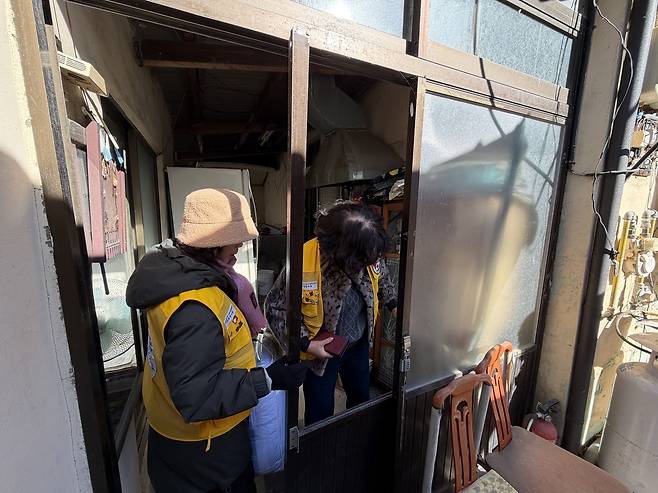 파손된 미닫이문 살피는 적십자 봉사자들 [촬영 장지현]