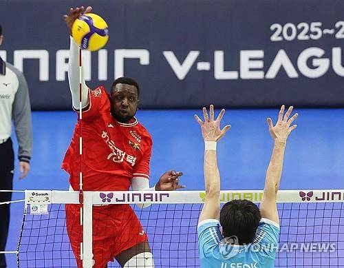 공격하는 한국전력의 베논(왼쪽) [한국배구연맹 제공. 재판매 및 DB 금지]