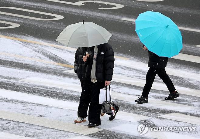 눈 내리는 거리 (광주=연합뉴스) 조남수 기자 = 21일 광주 서구 치평동에서 시민들이 눈이 내리고 있는 거리를 걷고 있다. 2026.1.21 iso64@yna.co.kr