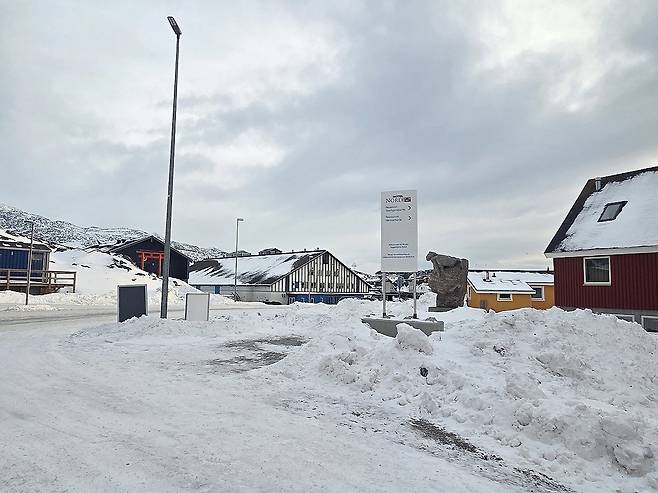 한산한 누크 시내 (누크=연합뉴스) 현윤경 특파원 = 22일(현지시간) 눈 쌓인 그린란드 누크 시내. 2026.1.23 ykhyun14@yna.co.kr