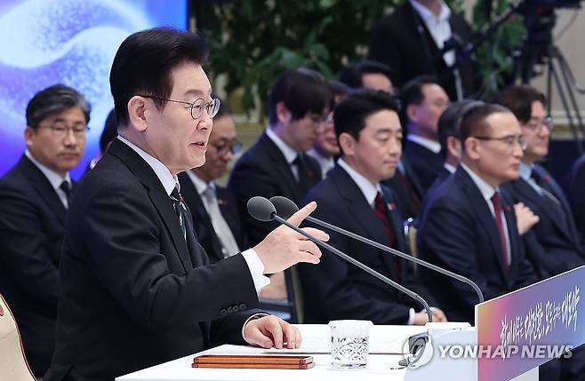 신년기자회견, 답변하는 이재명 대통령 (서울=연합뉴스) 김도훈 기자 = 이재명 대통령이 지난 21일 청와대 영빈관에서 열린 신년기자회견에서 취재진 질문에 답하고 있다. 2026.1.21 superdoo82@yna.co.kr