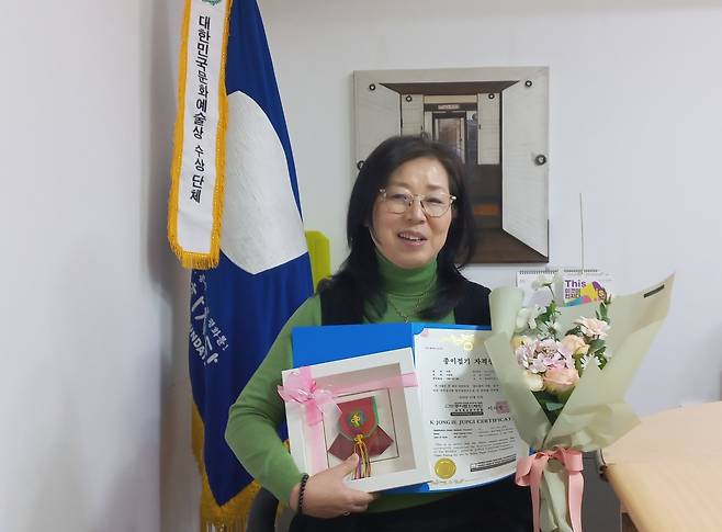 러시아 K-종이접기 사범 1호 서향정 교감 (서울=연합뉴스) 박현수 기자 = 22일 오후 서울 중구 장충동 종이문화재단에서 열린 러시아 1호 K-종이접기 사범 자격증 수여식에서 서향정 노브고로드 한글학교 교감이 연합뉴스와 인터뷰하며 K-종이접기 사범 자격증과 선물로 받은 종이접기로 만든 복주머니를 들고 포즈를 취했다. 2026. 1. 22. phyeonsoo@yna.co.kr