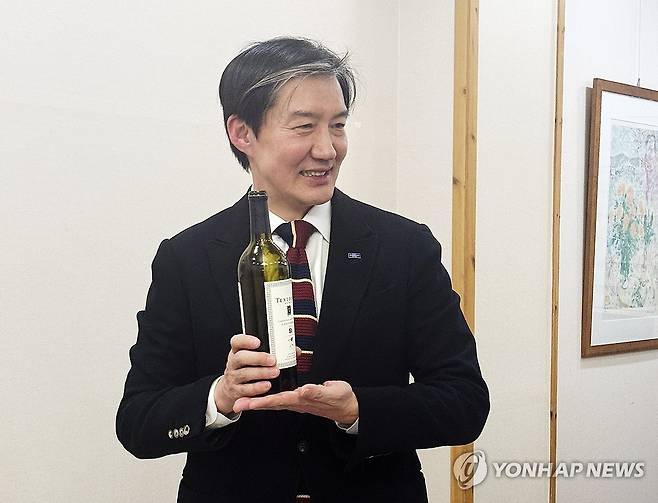 '이정후 와인' 소개하는 조국 대표 (광주=연합뉴스) 박철홍 기자 = 조국혁신당 조국 당 대표가 지난 22일 광주의 한 식당에 열린 만찬 기자간담회에서 이정후 야구선수의 이름과 등번호를 새겨 출시한 와인병을 들어 보이며 소개하고 있다. 2026.1.23 pch80@yna.co.kr