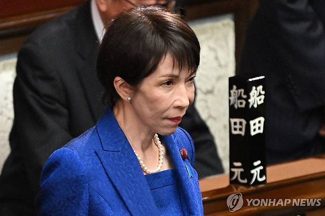 국회 입장하는 다카이치 사나에 일본 총리 (도쿄 AFP=연합뉴스) 다카이치 사나에 일본 총리가 23일 중의원(하원)에 들어서고 있다. 중의원은 이날 해산했다.