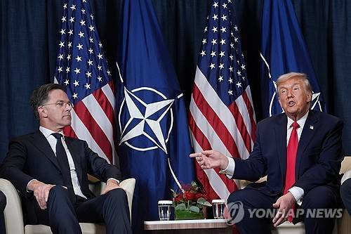 21일 스위스 다보스에서 나토 사무총장과 회담하는 트럼프 대통령 [AP=연합뉴스]