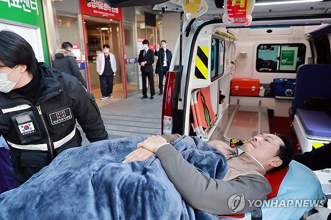 병원으로 이송되는 국민의힘 장동혁 대표 (서울=연합뉴스) 신현우 기자 = 통일교·공천헌금 '쌍특검' 수용을 요구하며 여드레째 단식을 이어가던 국민의힘 장동혁 대표가 22일 건강 악화로 서울 관악구의 한 병원으로 이송되어 도착하고 있다. 2026.1.22 nowwego@yna.co.kr