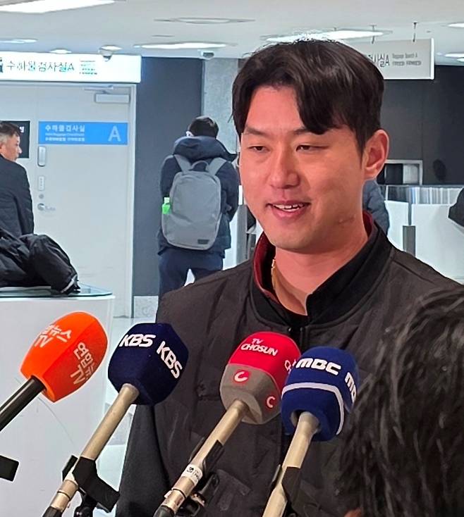 23일 출국 전 인터뷰하는 KIA 홍건희 [촬영= 김동찬]