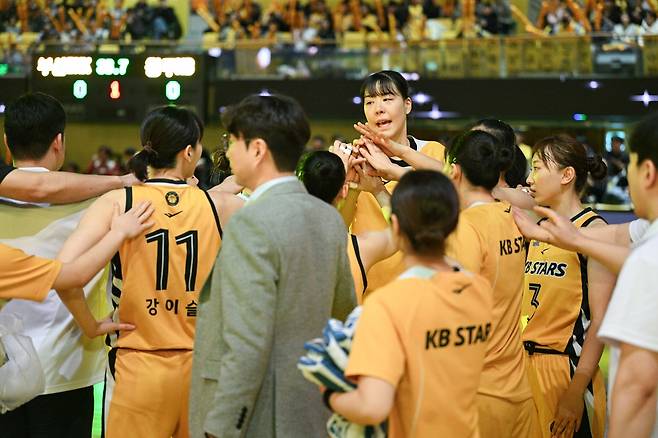 27점 차로 승리한 여자농구 청주 KB [WKBL 제공. 재판매 및 DB 금지]