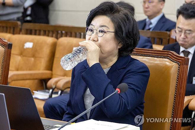 가까스로 열린 이혜훈 청문회…여야 "자료 미흡" 한목소리 질타