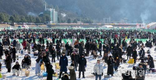 ◇개막 15일째인 24일, 화천산천어축제를 방문한 수많은 관광객들이 산천어 얼음낚시를 즐기고 있다.
