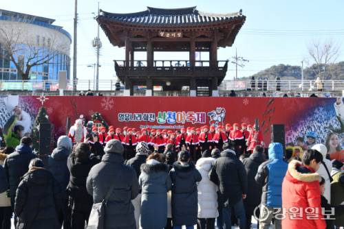 화천산천어축제장에서 24일 화천지역 청소년들과 핀란드 리얼산타가 버스킹 공연을 진행해 관광객들의 관심을 끌었다.