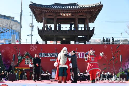 화천산천어축제장에서 24일 화천지역 청소년들과 핀란드 리얼산타가 버스킹 공연을 진행해 관광객들의 관심을 끌었다.