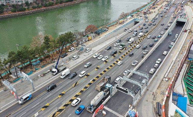 다음 달 10일 0시부터 만덕~센텀 고속화도로를 시민들이 이용할 수 있다. 만덕~센텀 고속화도로는 북구 만덕동과 해운대구 재송동을 연결하는 총 9.62km 길이 왕복 4차로 도로다. 사진은 대심도 센텀 IC 입출구 일대 모습. 부산일보DB