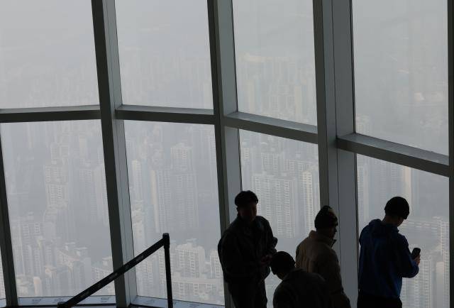 서울 송파구 롯데월드타워에서 바라본 한강변&nbsp;아파트&nbsp;단지. [사진=연합뉴스]