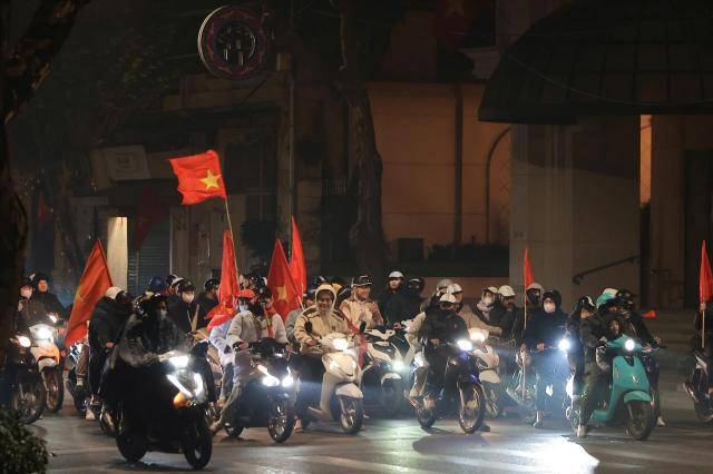 새벽에도 베트남 축구를 응원하는 팬들이 거리로 쏟아져 나와 U23 베트남의 승리를 축하하고 있다. [사진=베트남 통신사]