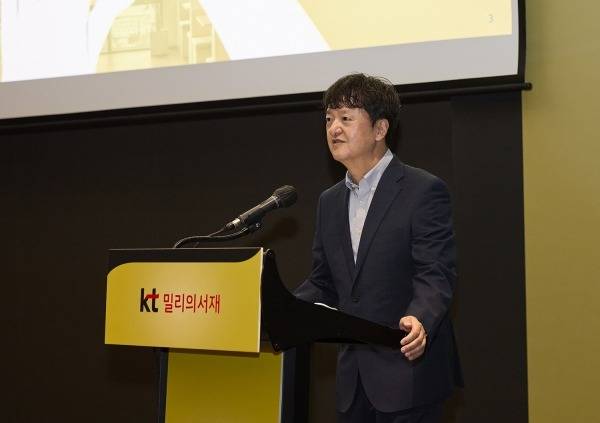 박현진 kt 밀리의서재 대표가 지난해 4월 23일 서울 여의도 글래드 호텔에서 열린 기자간담회에 참석해 발표하고 있다. /제공=KT밀리의서재