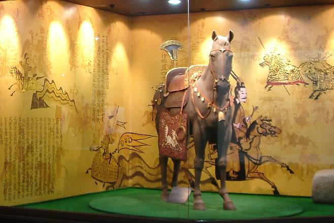 고대 말갖춤을 복원해 화려한 꾸며진 말모형이 한국마사회 말박물관에 전시된 모습.(사진제공=한국마사회)