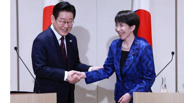 이재명&nbsp;대통령과 다카이치 사나에 일본 총리가 지난 13일 일본 나라현 정상회담장에서 공동언론발표 후 악수를 하고 있다. 2026.1.13 연합뉴스