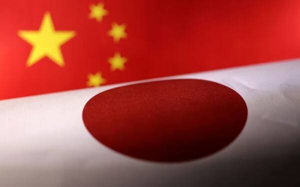 지난해 11월 다카이치 사나에 일본총리의 대만 관련 발언으로 촉발된 중일갈등이 여전히 진정될 기미를 보이지 않고 있다.&nbsp; &nbsp;사진은 중국 오성홍기(위)와 일본 일장기. 일본경제신문 1월 22일