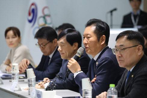정청래 더불어민주당 대표가 지난 23일 충북 진천국가대표선수촌에서 열린 국가대표지도자 간담회에서 인사말을 하고 있다.(사진=뉴스1)