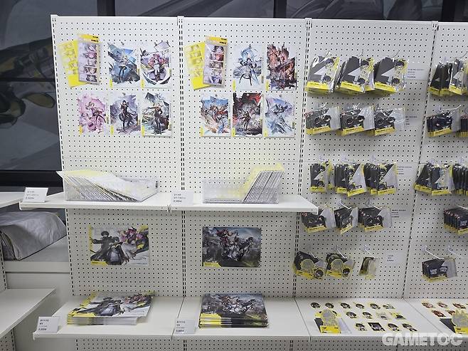 출시에 맞춰 다양한 굿즈가 제작됐다. (사진= 문원빈 기자)